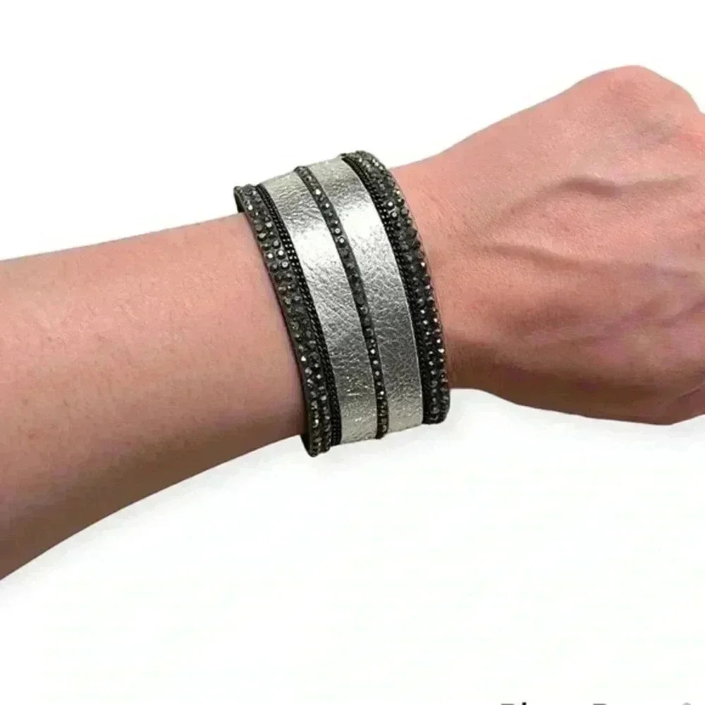 STYLISH BLACK AND SILVER SEQUON MAGNETIC BRACELET